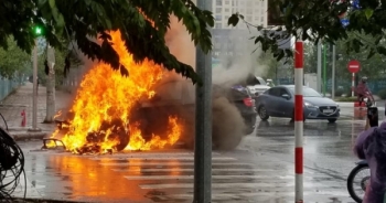 Video: "xế hộp" BMW X6 bốc hoả dữ dội giữ trời mưa