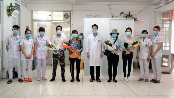 Đội ngũ y bác sĩ BVĐK Tây Ninh tặng hoa cho các BN được xuất viện (ảnh Tâm Giang)