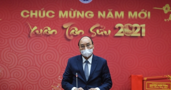 Thủ tướng Nguyễn Xuân Phúc thăm hỏi, động viên ngành y tế