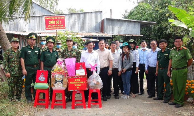 Lãnh đạo tỉnh An Giang và thị xã Tân Châu thăm và tặng quà Tết các chốt phòng, chống COVID-19 trên tuyến biên giới thị xã