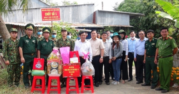 Lãnh đạo tỉnh An Giang thăm và tặng quà Tết các chốt phòng, chống dịch Covid-19 trên tuyến biên giới thị xã Tân Châu