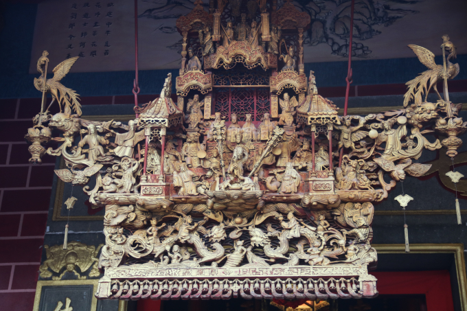 Nội thất chùa được trang trí với những mảng kiến trúc đa dạng như bao lam, liễn đối, khám thờ được chạm trổ tinh tế, thể hiện những điển tích, hình ảnh của các thần linh, vật linh, cảnh trí, sinh hoạt… trong quan niệm của người Hoa.
