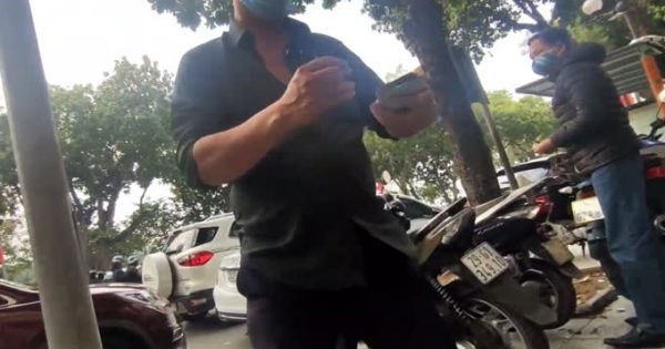 Video: "Chặt chém" giá trông xe máy, ô tô dưới lòng đường ngay hồ Gươm ngày mùng 1 Tết Tân Sửu