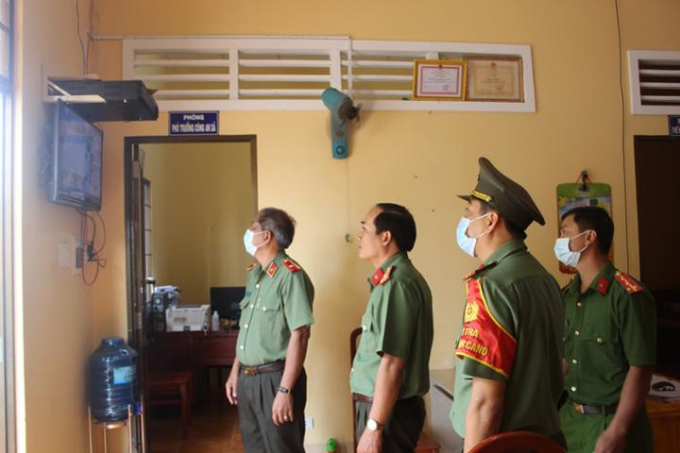Đoàn kiểm tra hệ thống Camera an ninh tại Công an xã Mỹ Chánh, huyện Châu Thành.