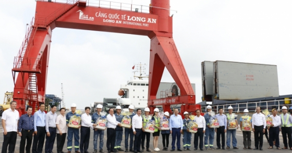 Phó Thủ tướng Thường trực Trương Hòa Bình thăm công nhân lao động làm việc xuyên Tết tại Cảng Quốc tế Long An