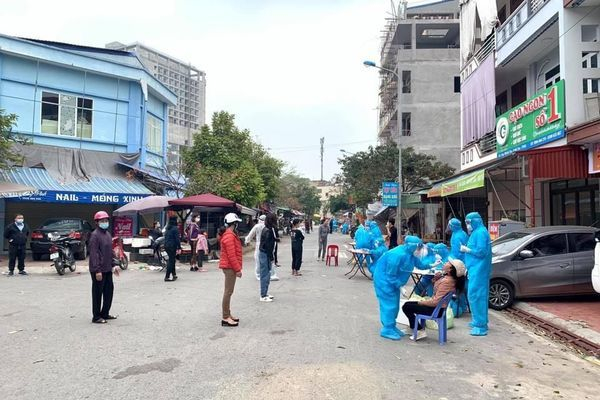 Lấy mẫu xét nghiệm khu dân cư phường Hải Tân (TP Hải Dương). Ảnh Vietnamnet