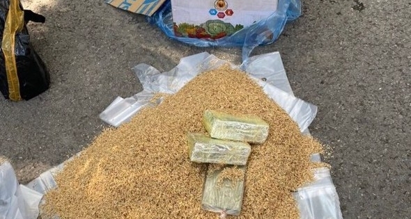 Lạng Sơn: Bắt đối tượng vận chuyển 5 bánh ma túy được nguỵ trang trong hộp thóc