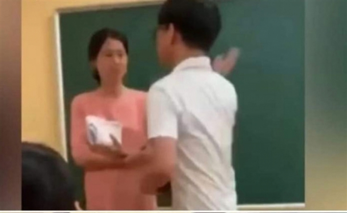 Clip học sinh tát giáo viên gây phẫn nộ trên mạng xã hội. Ảnh cắt từ clip