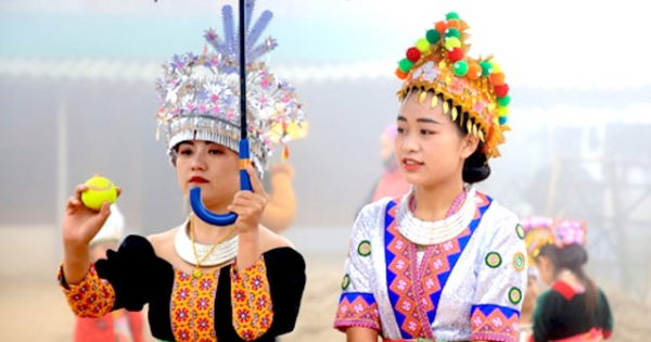 Lên biên giới xem thiếu nữ Mông xinh đẹp ném pao ngày Xuân