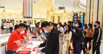 Khách hàng hào hứng với những sản phẩm vàng của DOJI tung ra thị trường ngày Vía Thần Tài