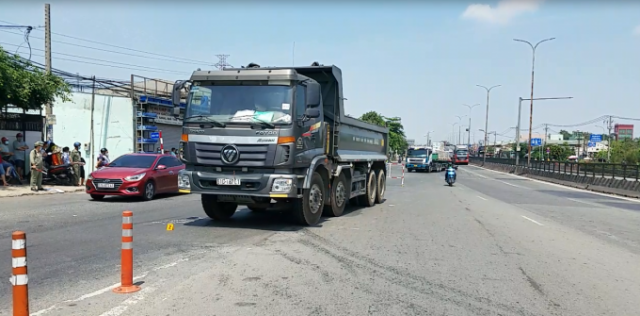 TPHCM: Tai nạn giữa xe ben và xe máy, 1 người tử vong