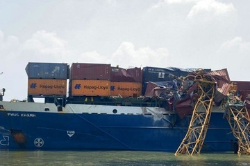 Tàu hàng hơn 8.000 tấn đâm gãy cẩu thi công cầu Phước Khánh