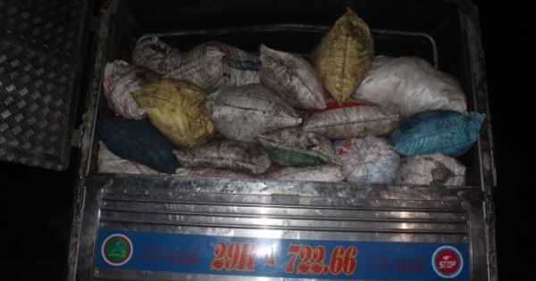Kiểm tra xe tải phát hiện hơn 116 bao tải chất đầy mỡ bẩn