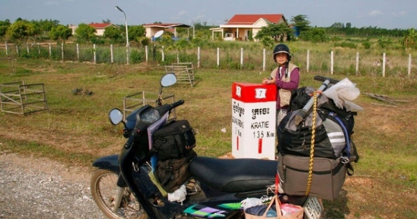 Cặp vợ chồng "phượt thủ" U70 gây "choáng" khi xuyên Việt bằng xe máy
