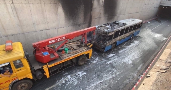 Xe buýt bị cháy rụi giữa hầm chui An Sương