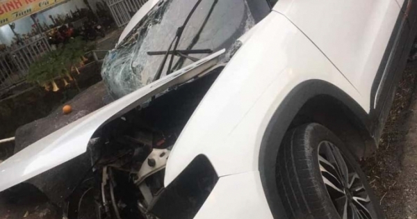 Lâm Đồng: Xe ô tô tông vào lan can trên đèo, 4 người trong gia đình thương vong