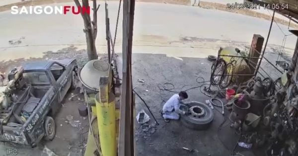 VIDEO: Kinh hoàng lốp ô tô tự dưng phát nổ, người đàn ông tử vong tại chỗ