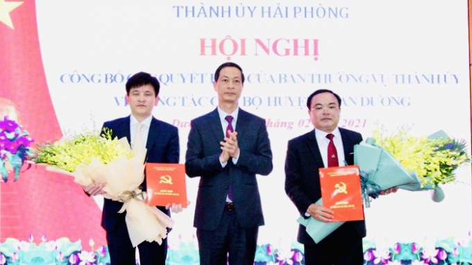 Phó Bí thư Thường trực Thành uỷ Đỗ Mạnh Hiến trao quyết định cho các đồng chí Nguyễn Trường Sơn và Phạm Việt Hùng.
