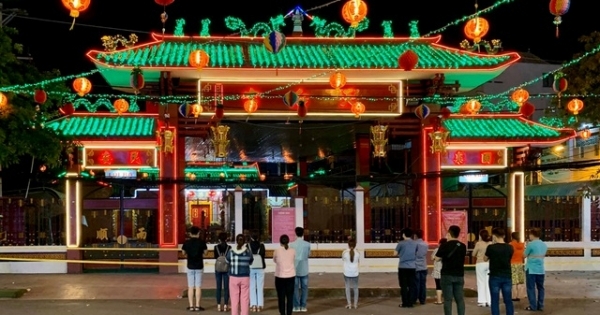 Bình Dương: Lễ hội lớn nhất Đông Nam Bộ đóng cửa, người dân đứng ngoài chùa cầu an