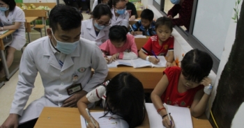 Giáo viên khoác áo blu trắng và những học sinh đặc biệt tại Trung tâm Huyết học Truyền máu tỉnh Nghệ An
