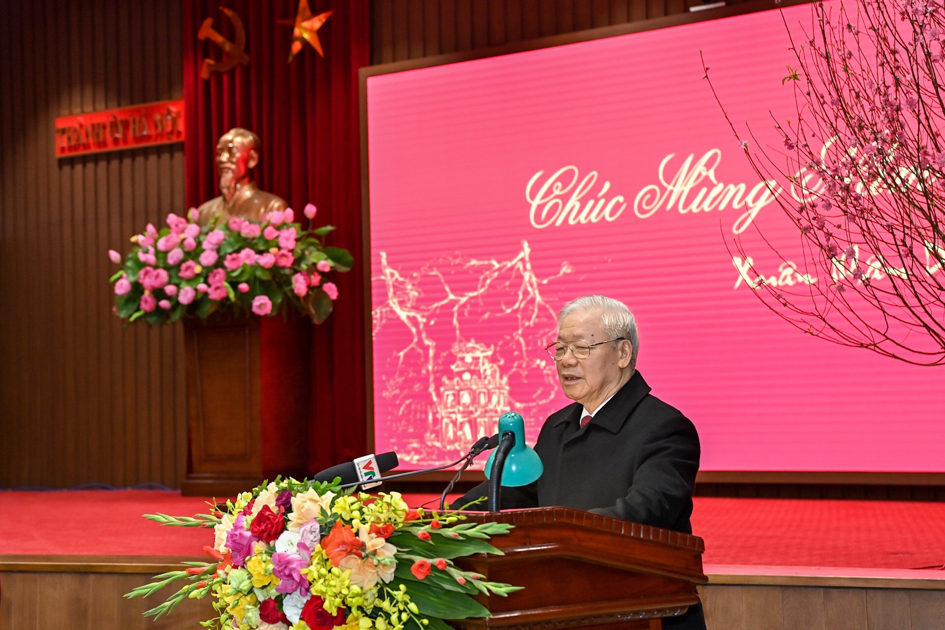 Tối 31/1 (29 tháng Chạp âm lịch), Tổng Bí thư Nguyễn Phú Trọng đã có buổi thăm hỏi và chúc Tết toàn thể cán bộ, nhân dân và người lao động Thủ đô tại Thành ủy Hà Nội.