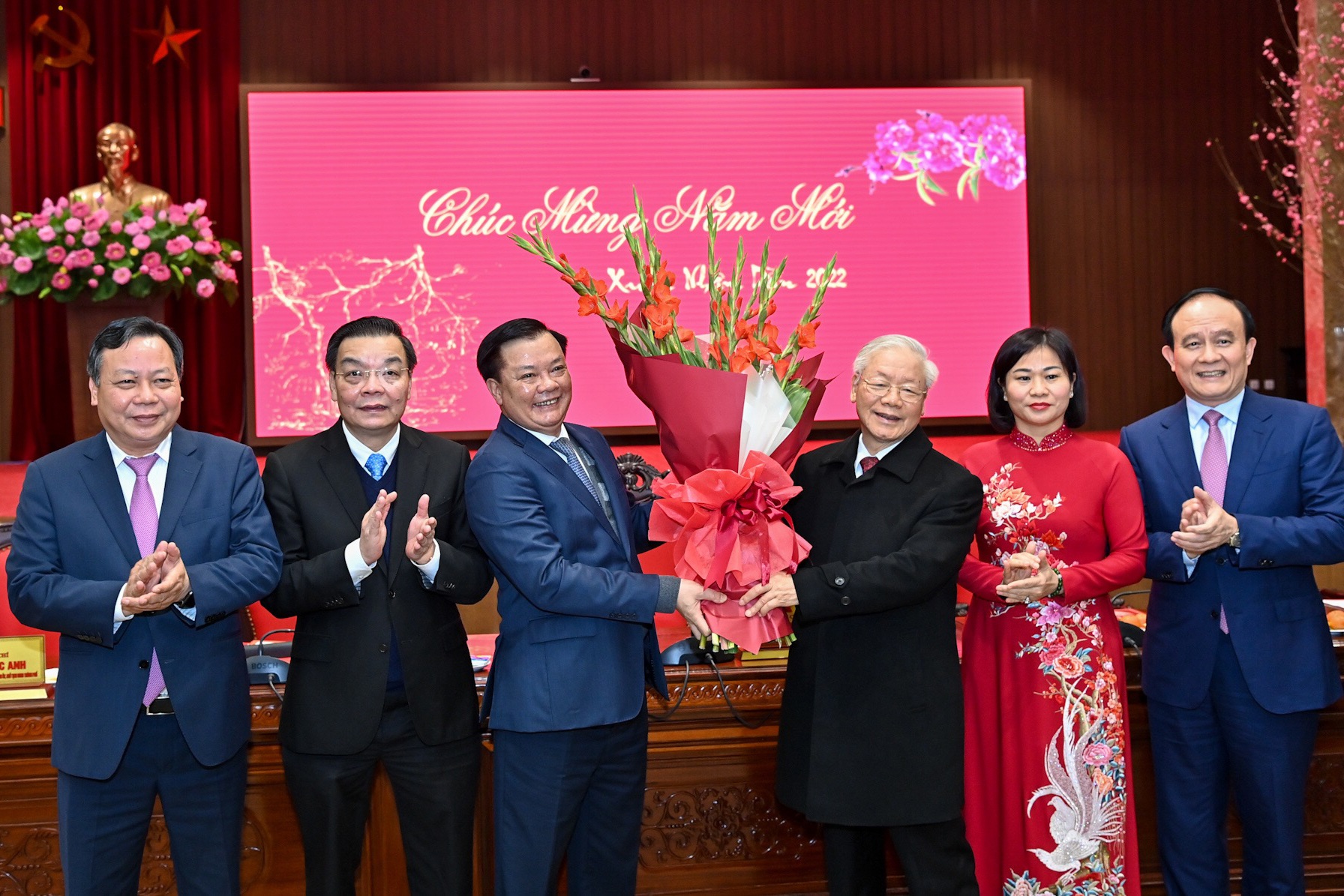 Nhân dịp năm mới 2022, lãnh đạo lãnh đạo Thành ủy, UBND, HĐND thành phố Hà Nội chúc sức khỏe và gửi tặng bó hoa tươi thắm tới Tổng Bí thư Nguyễn Phú Trọng.