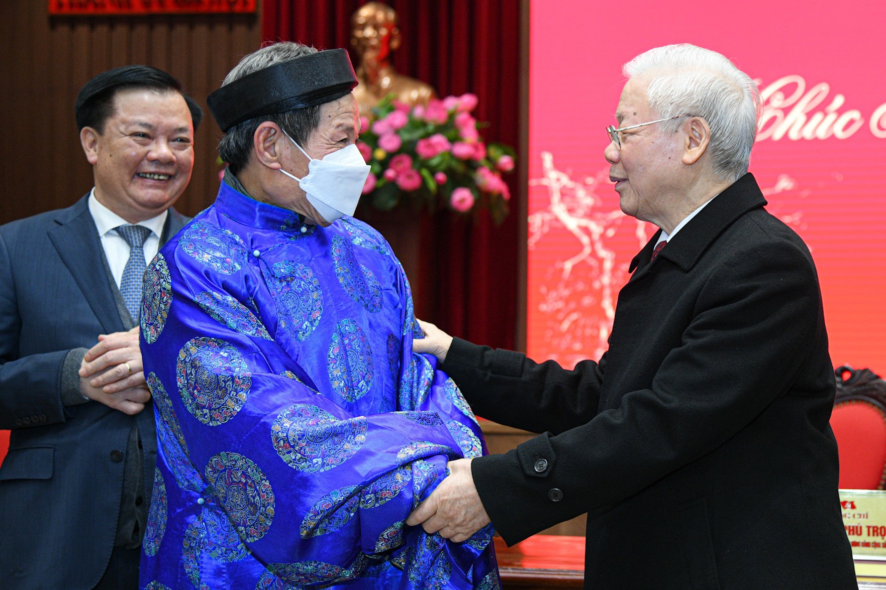 Tổng Bí thư Nguyễn Phú Trọng cũng đã ân cần thăm hỏi sức khỏe đại diện người cao tuổi tới dự trong buổi gặp mặt đêm giao thừa.