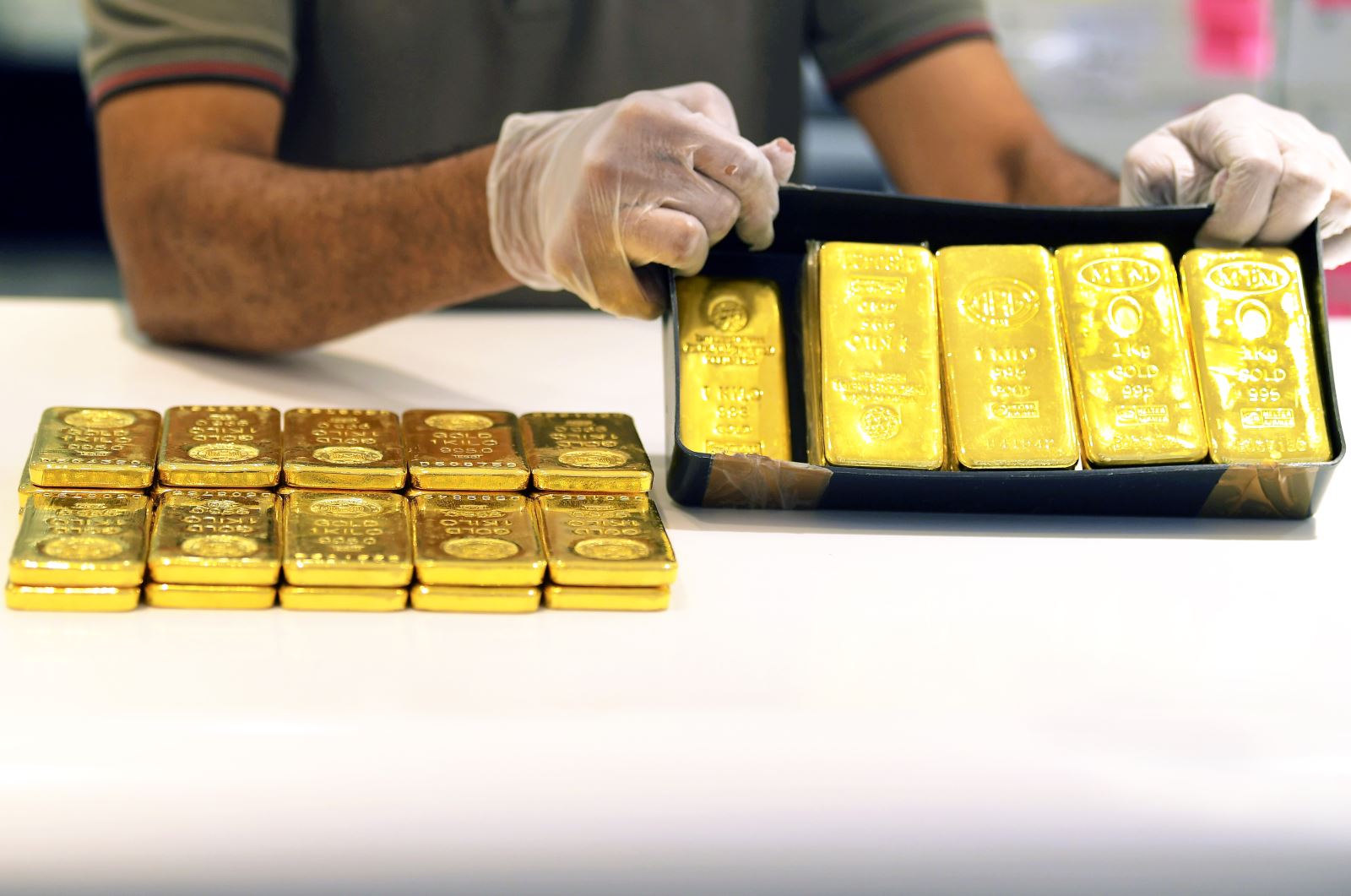 Vàng miếng được bày bán tại một cửa hàng ở Dubai, Các tiểu vương quốc Arab thống nhất (UAE). Ảnh: AFP/TTXVN