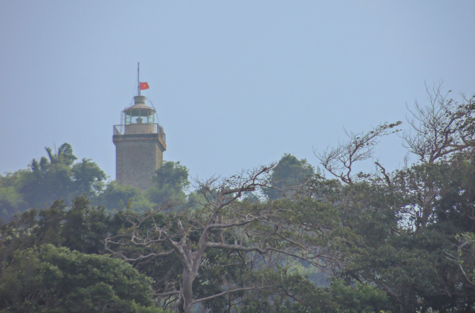 Ngọn hải đăng trên đảo Hòn Khoai nhìn từ biển. Ảnh: BỈNH HIẾU