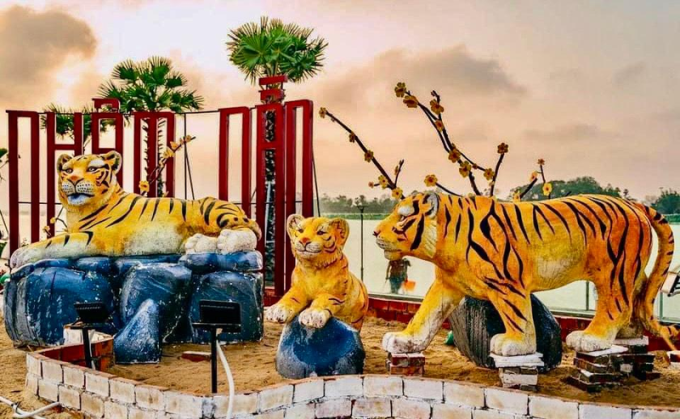 Linh vật Hổ tại công viên dọc bờ nam sông Hương trên đường Lê Lợi (TP. Huế) Tết Nhâm Dần 2022.