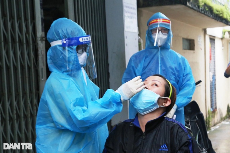 Người dân Cần Thơ lấy mẫu xét nghiệm SARS-CoV-2 (Ảnh: Hoàng Tùng).