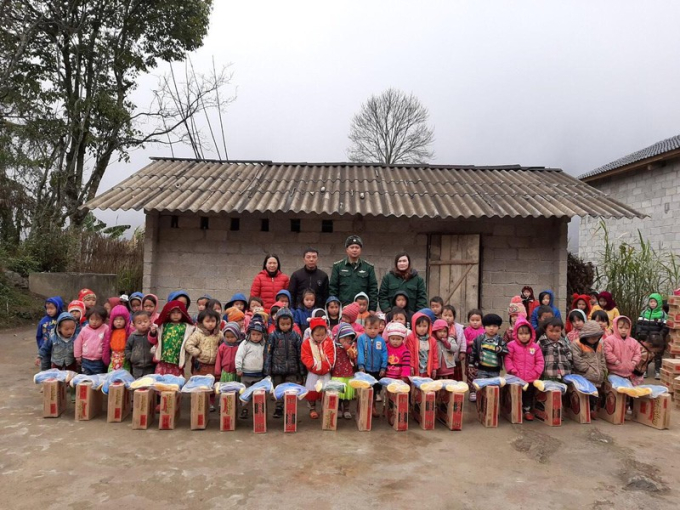 Đồn Biên phòng Lũng Cú, Bộ đội Biên phòng tỉnh Hà Giang trao quà tặng các cháu học sinh hoàn cảnh khó khăn trên địa bàn. Ảnh: HÀ ĐÔ