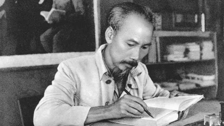 Chủ tịch Hồ Chí Minh trong phòng làm việc của Người tại căn cứ địa Việt Bắc (1951).