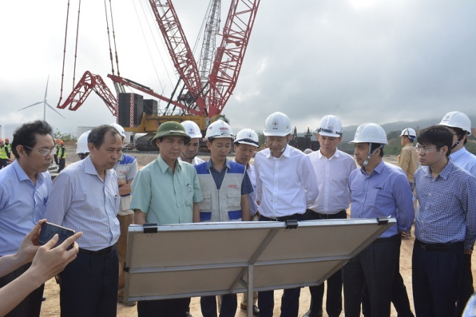 Chủ tịch UBND tỉnh Quảng Trị Võ Văn Hưng (thứ 3 từ phải sang) kiểm tra thực tế tại các dự án điện gió trên địa bàn huyện Hướng Hóa.