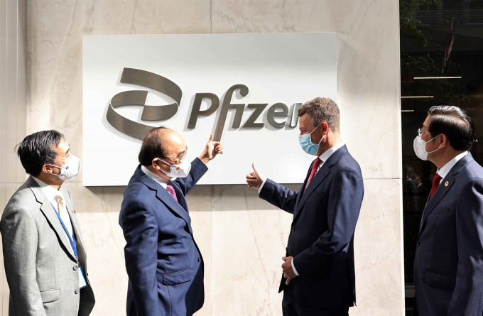 Chủ tịch nước Nguyễn Xuân Phúc thăm Công ty Pfizer của Mỹ.