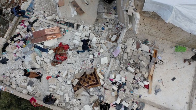 Ảnh chụp từ trên cao ngôi nhà nơi thủ lĩnh IS, Al-Qurashi, cho nổ tung mình tại tỉnh Idlib, Syria (Ảnh: NYT).