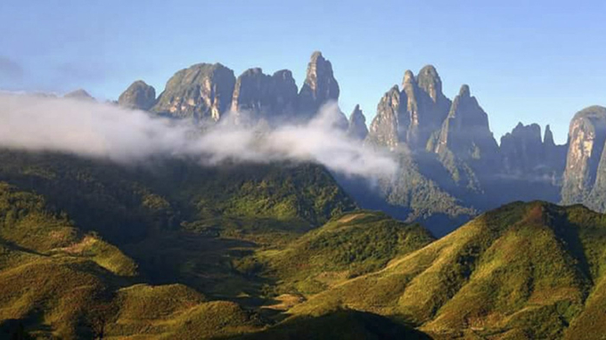 Dãy núi có 5 đỉnh với độ cao chênh lệch từ 2.650 m – 2.858 m, chạy ngang song song với Tỉnh lộ 155.
