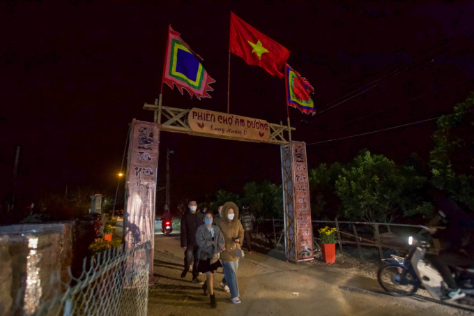 Chợ Âm Phủ (hay còn gọi là chợ Âm - Dương) chỉ họp phiên duy nhất vào đêm mùng 4 và kết thúc vào sáng mùng 5 Tết tại làng Ó, nay là khu Xuân Ổ, phường Võ Cường, thành phố Bắc Ninh.