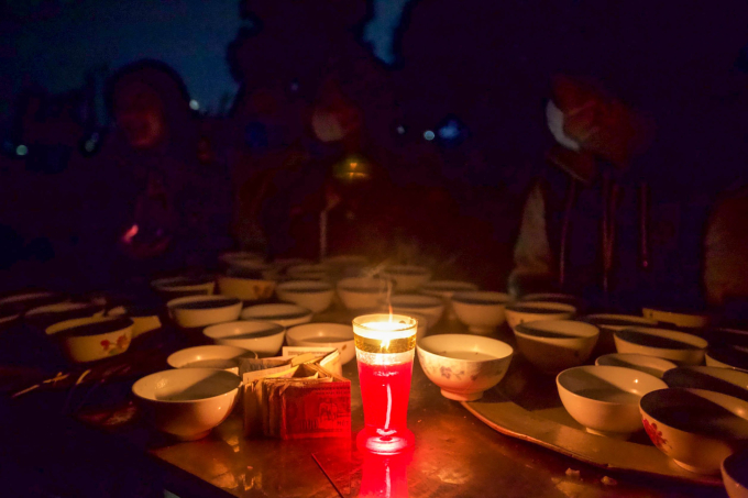 Những mâm cháo trắng sau khi làm lễ sẽ được bày ra một bàn lớn gần ngã ba chợ Âm Dương để những người đói ăn có một bữa no ngày đầu xuân năm mới.