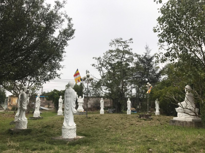 Vườn tượng trong khuôn viên chùa.