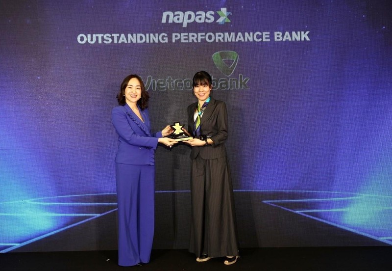 Phó Tổng Giám đốc Vietcombank Nguyễn Thị Kim Oanh (bên trái), nhận giải thưởng dành cho Ngân hàng tiêu biểu trong hoạt động thanh toán nội địa.