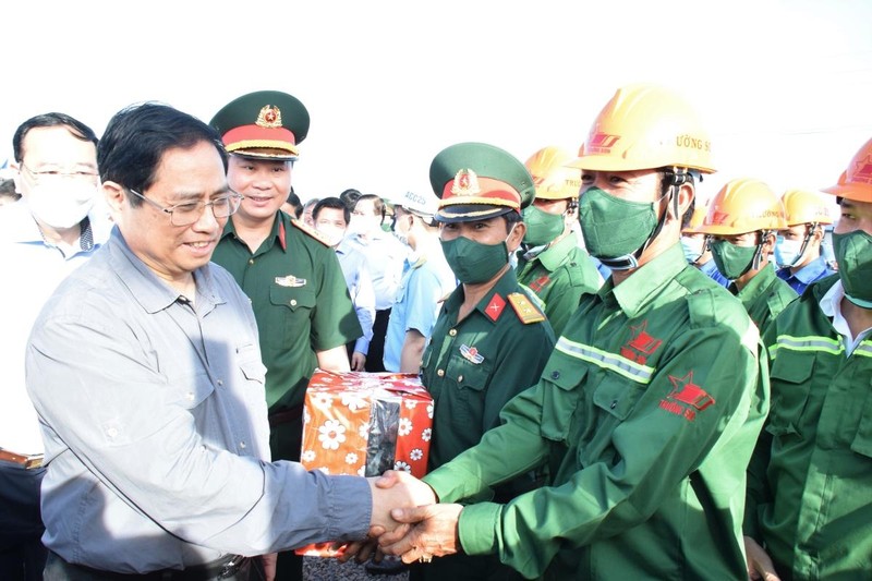 Thủ tướng Chính phủ Phạm Minh Chính và đoàn công tác của Chính phủ kiểm tra hiện trường, đôn đốc, động viên công nhân thi công dự án.
