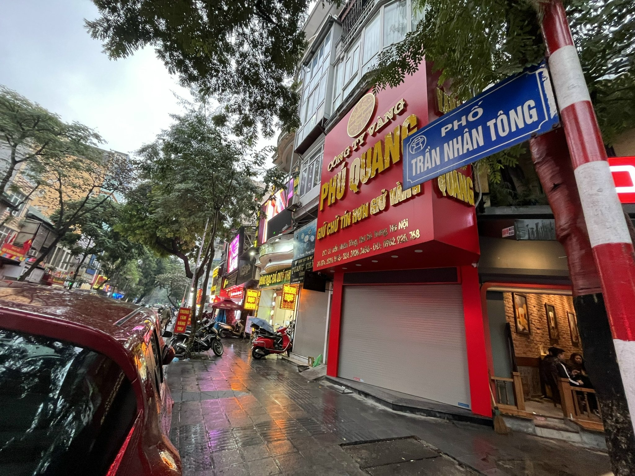 Trái ngược với khung cảnh tấp nập ở một số tiệm vàng, nhiều cửa hàng vàng trên phố Trần Nhân Tông, Hà Nội vẫn cửa đóng then cài (Ảnh: H.D).