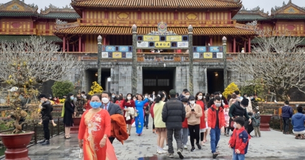 Hàng chục ngàn du khách đến Huế trong dịp Tết Nhâm Dần