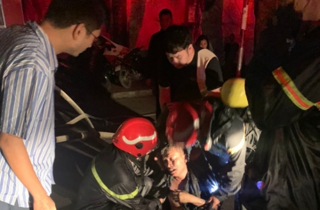 Cảnh sát PCCC TP Hải Phòng cứu 5 người thoát nạn trong đám cháy nửa đêm