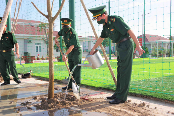 Lãnh đạo Bộ Chỉ huy BĐBP tỉnh trồng cây tại khuôn viên Bộ Chỉ huy.