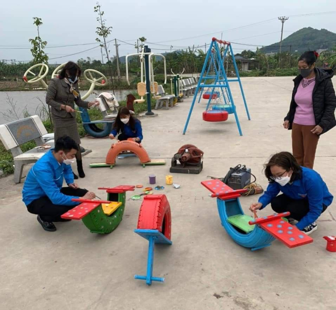 Các Đoàn viên, thanh niên huyện Tiên Du đang làm khu vui chơi cho trẻ em từ lốp xe hỏng.