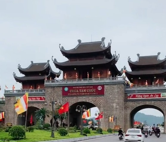 Hàng ngàn du khách đã đổ về khu du lịch chùa Tam Chúc.