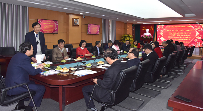 Hiệu trưởng Hà Xuân Hùng báo cáo những kết quả nổi bật của trường trong năm 2021 và phương hướng, nhiệm vụ trong năm 2022.