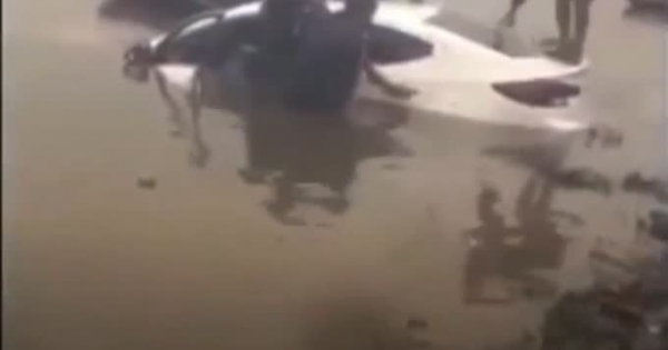 [Video]: Lặng người trước cảnh trục với ô tô dưới đáy sông, phát hiện thi thể người đàn ông tử vong